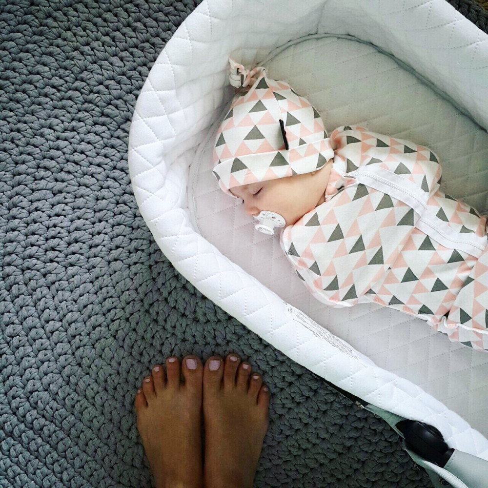 Пеленальный кокон и шапочка Mjölk Треугольники для девочки