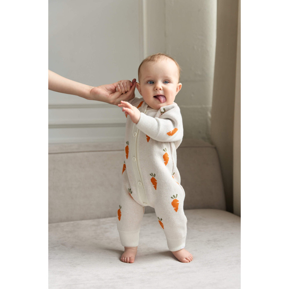 Вязаный комбинезон для малыша, Морковки