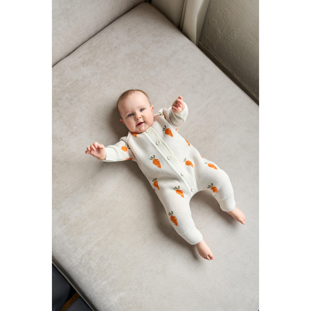 Вязаный комбинезон для малыша, Морковки