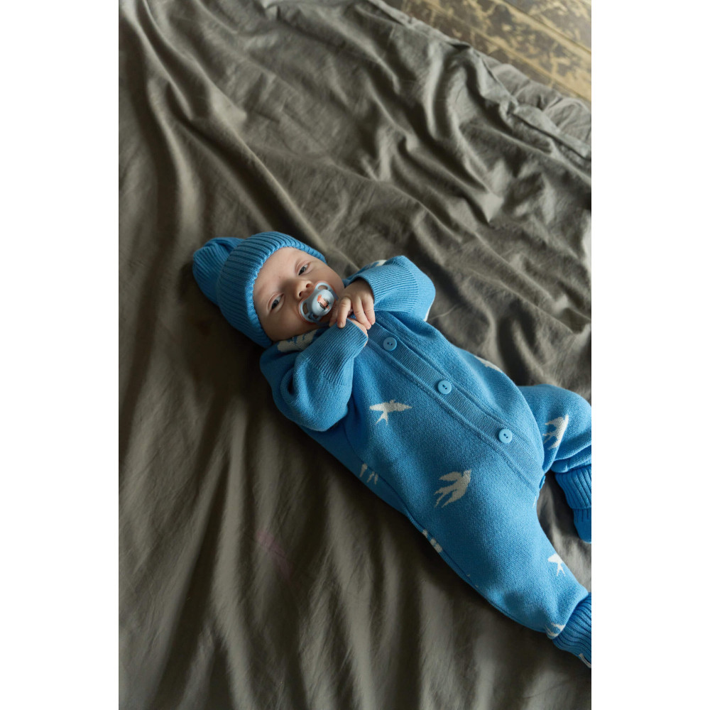 Вязаный комбинезон для малыша, Ласточки на синем