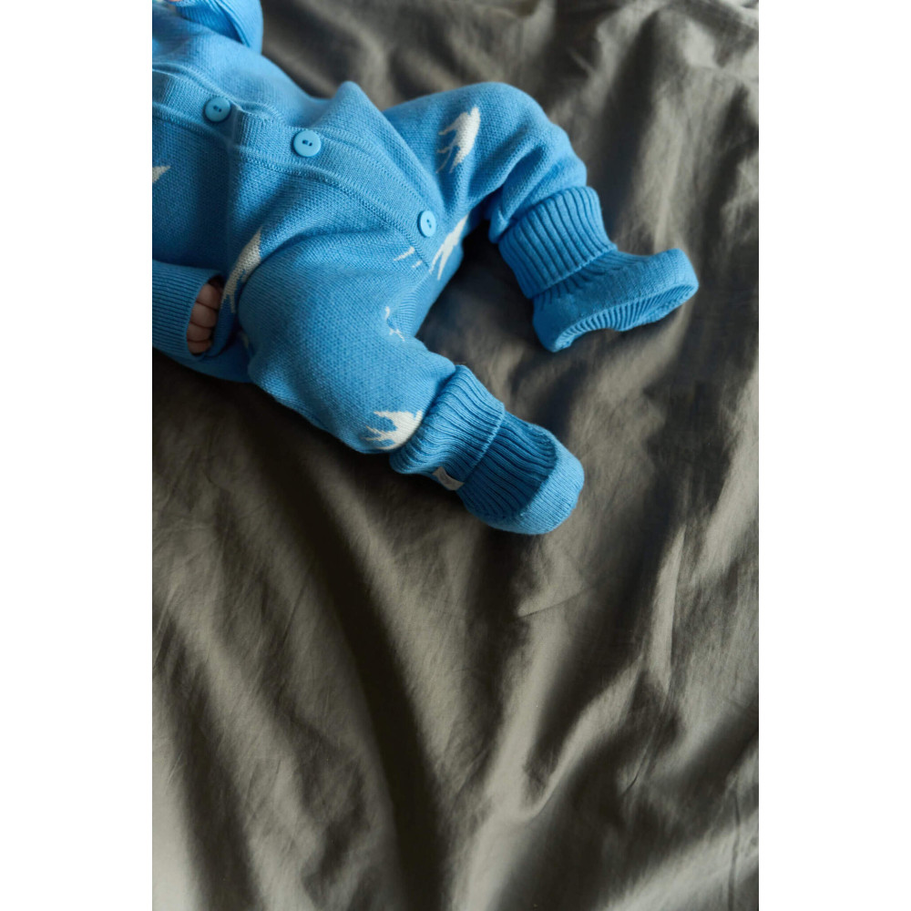 Вязаный комбинезон для малыша, Ласточки на синем