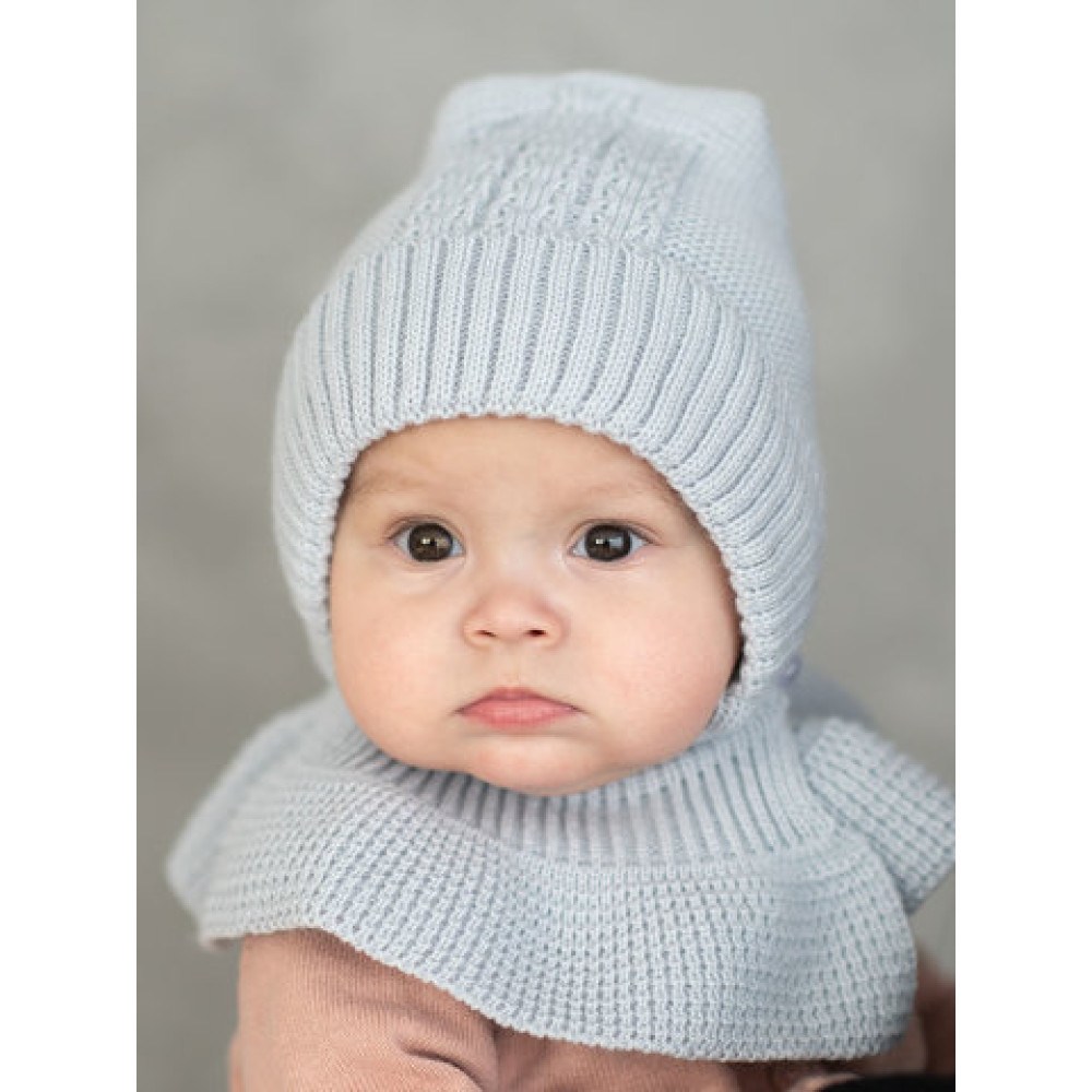 Демисезонная вязаная шапка с манишкой "Капор Душка", Светло-серый
