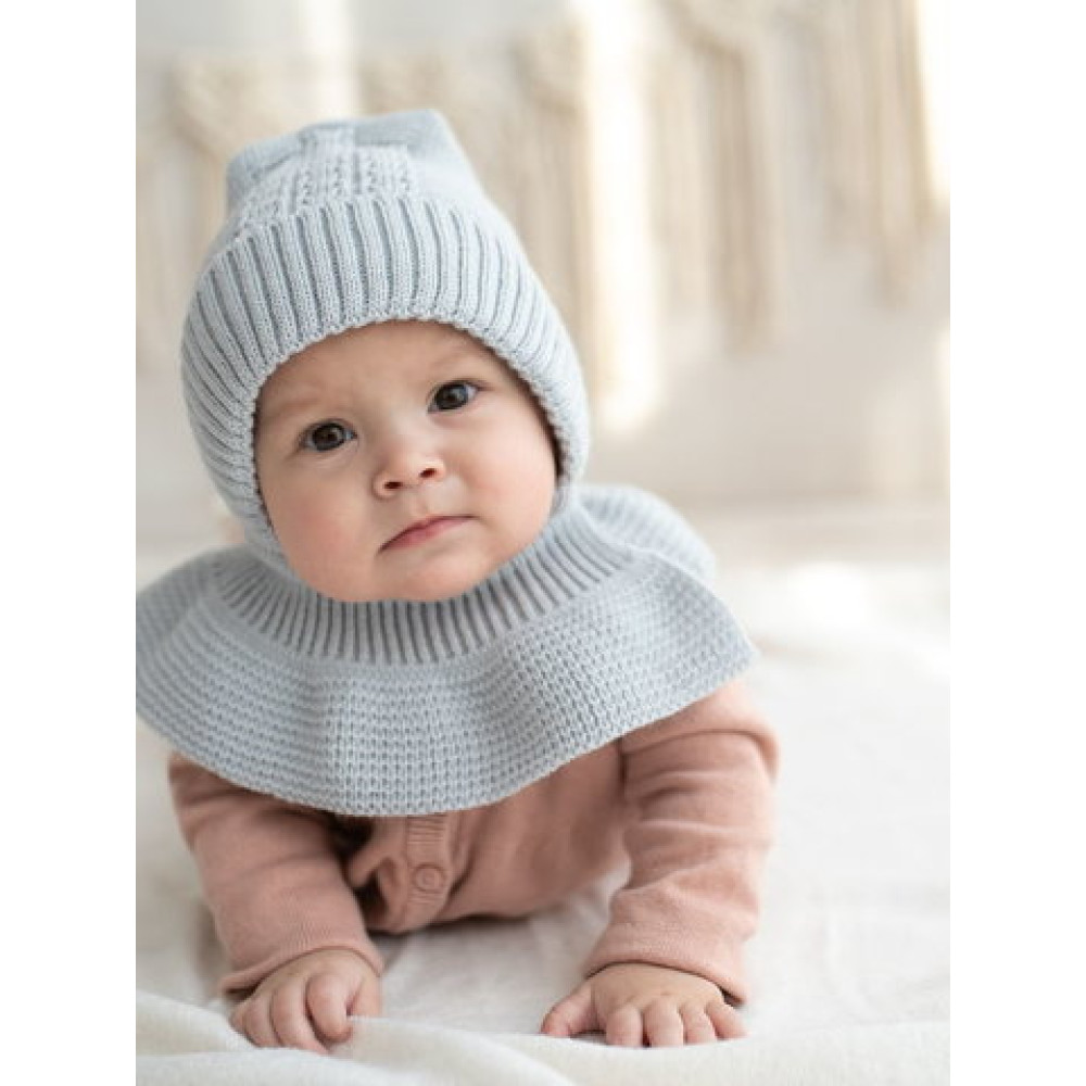 Демисезонная вязаная шапка с манишкой "Капор Душка", Светло-серый