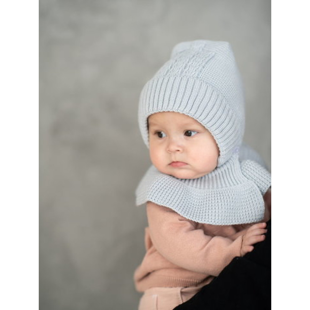 Демисезонная вязаная шапка с манишкой "Капор Душка", Светло-серый